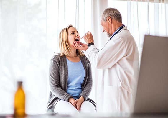 Abbildung einer Patientin in einer Arztpraxis