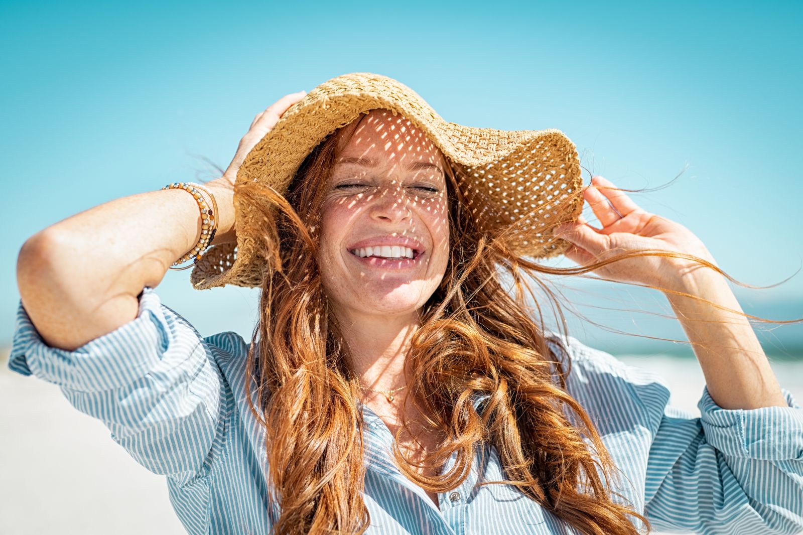 Abbildung einer hellhäutige Frau in der Sonne