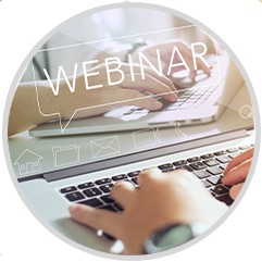 Button-Bild, das Mann vor Laptop zeigt Button Webinare